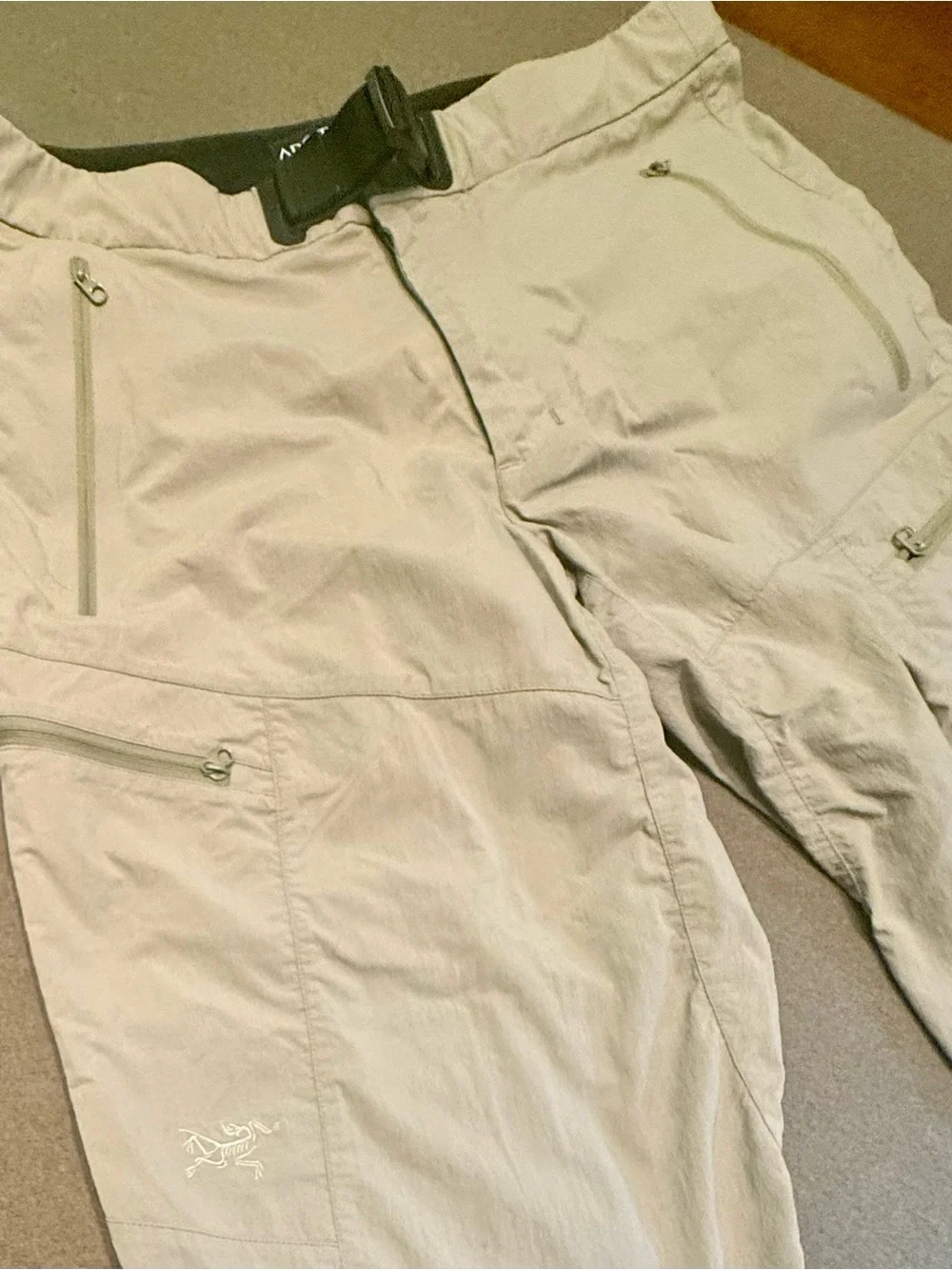 Men's knee length cargo shorts